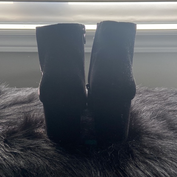 Black velour booties. Never worn - Picture 2 of 4